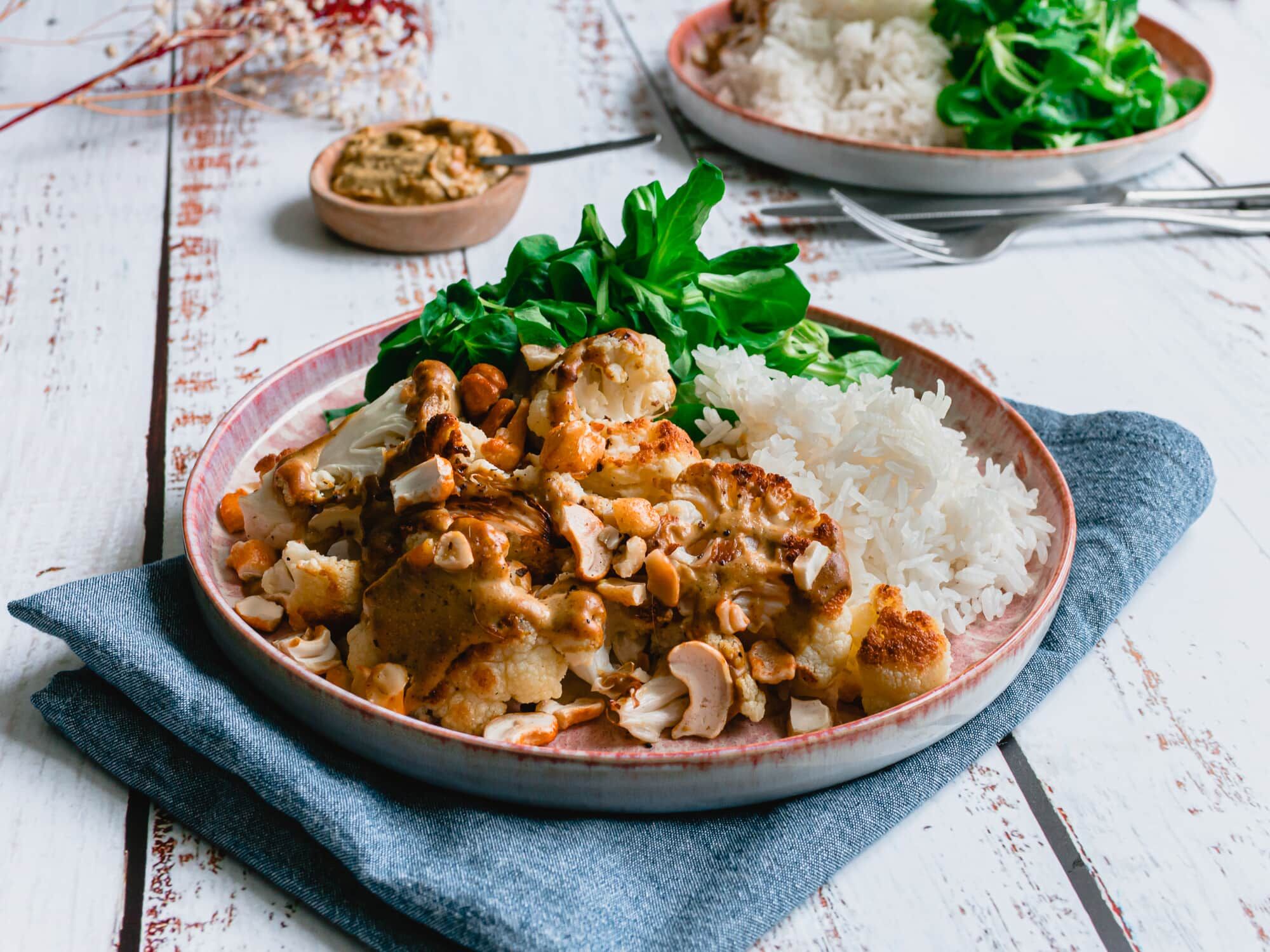 Chou-fleur rôti à la noix de cajou et sauce satay Chou-fleur rôti à la noix de cajou et sauce satay