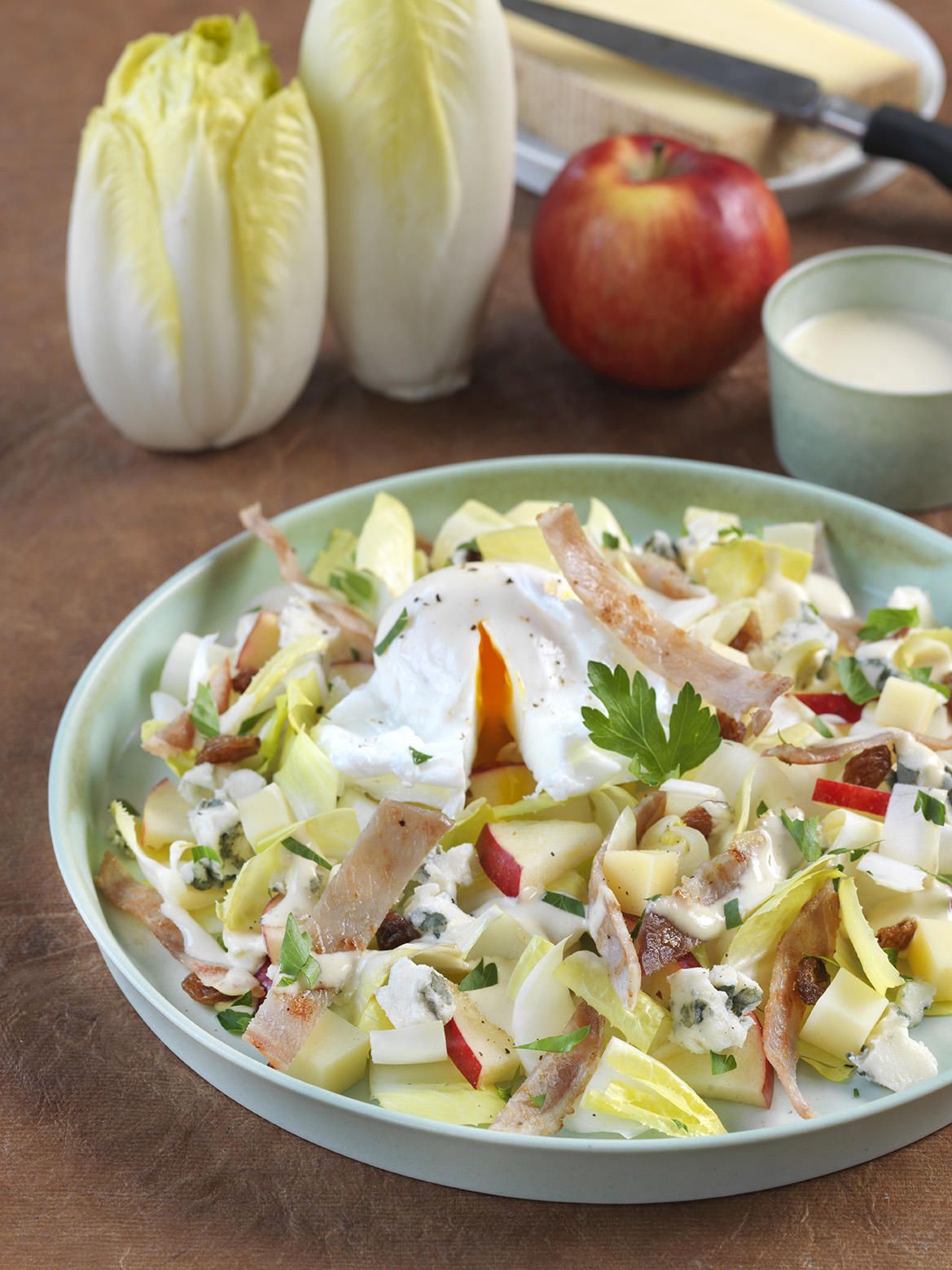 Salade hivernale (endive, bacon, œuf, fromage) Salade hivernale (endive, bacon, œuf, fromage)